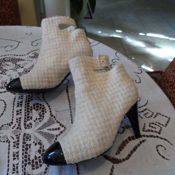 Chanel Ivory/Black Wool Tweed-Patent Leather Ankle Boots w/Buckle-Logo Size 39.5 - Picture 5 of 16